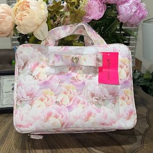 BETSEY Johnson travel makeup case ✨💕✨